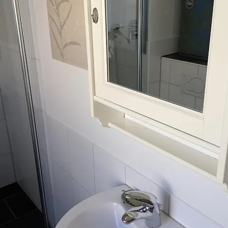 Haus 2 Zimmer, Kueche, Bad In Near Frankfurt * Karben